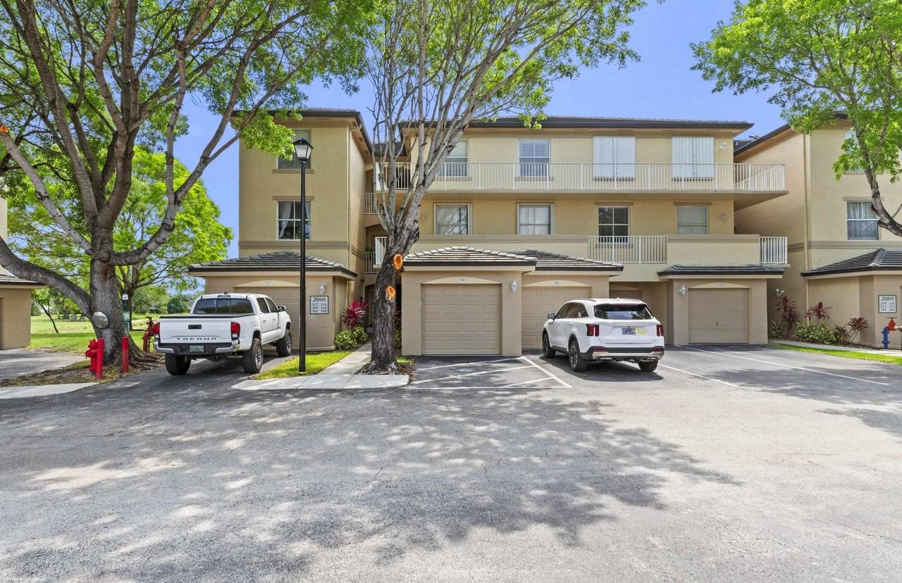 2060 Greenview Shores Blvd #318 - Photo 2 of 15