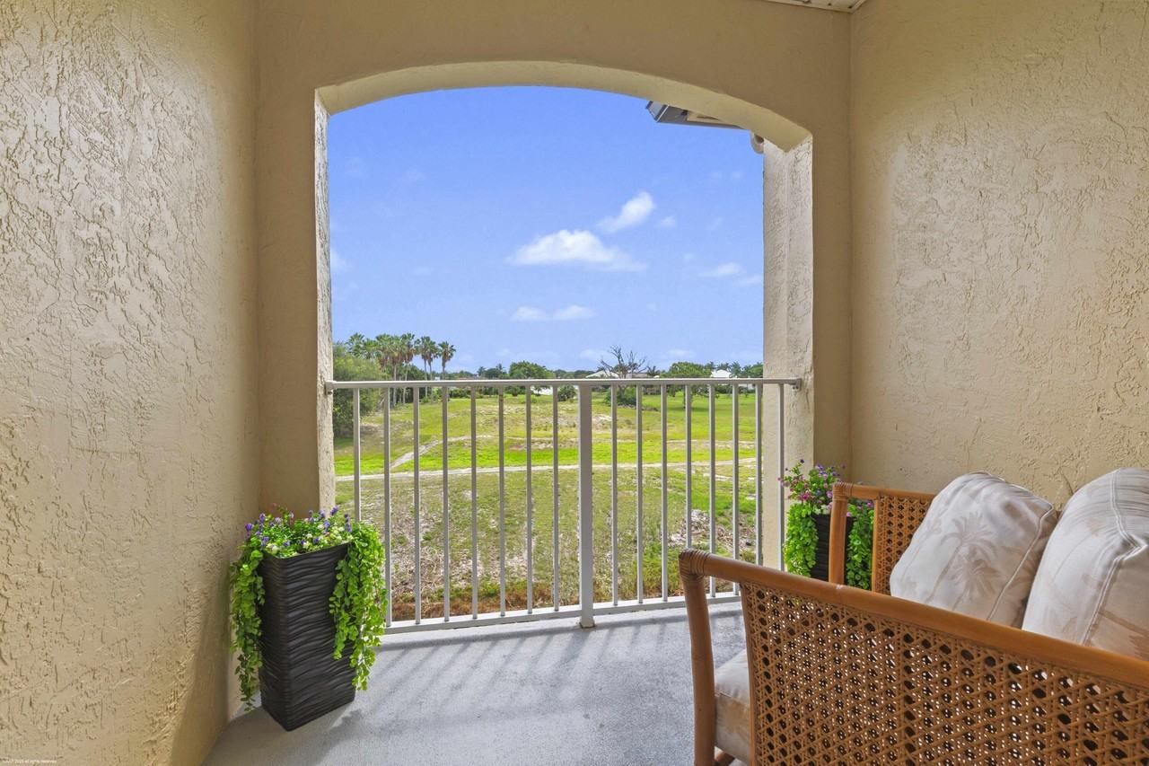 2060 Greenview Shores Blvd #318 - Photo 5 of 15