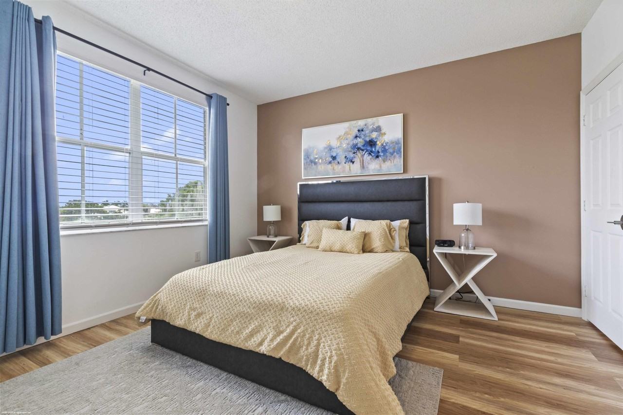 2060 Greenview Shores Blvd #318 - Photo 7 of 15
