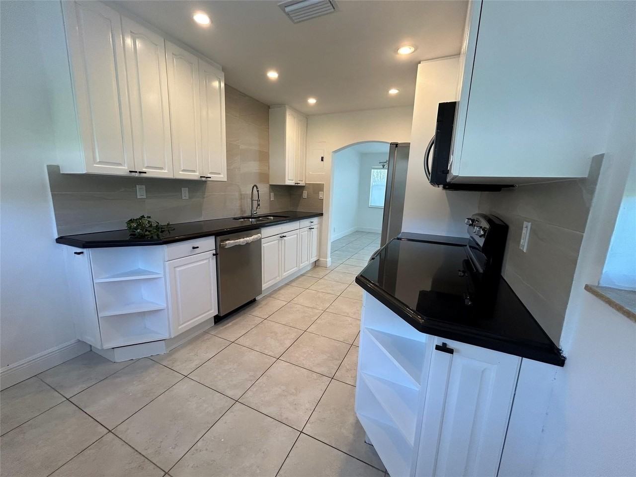 1597 Se 5th St - Photo 5 of 28