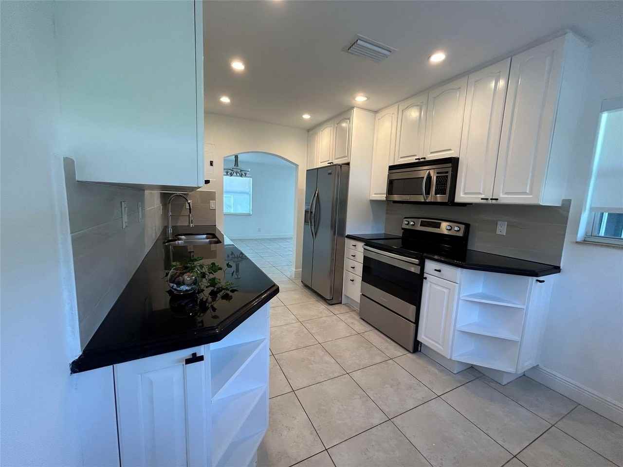 1597 Se 5th St - Photo 6 of 28