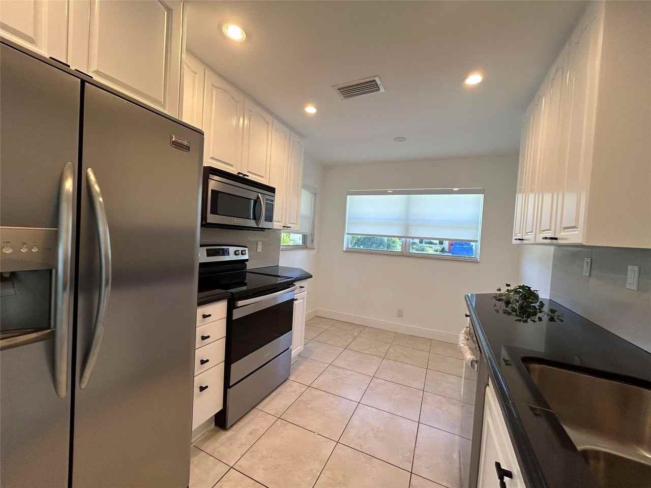 1597 Se 5th St - Photo 7 of 28