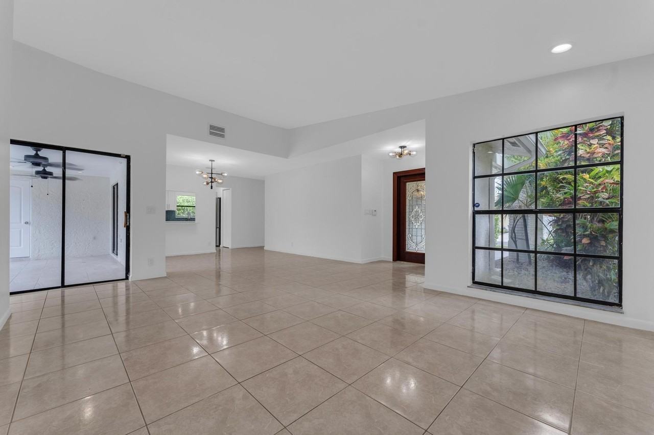 10084 Camelback Ln - Photo 2 of 18