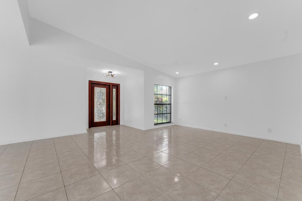 10084 Camelback Ln - Photo 4 of 18