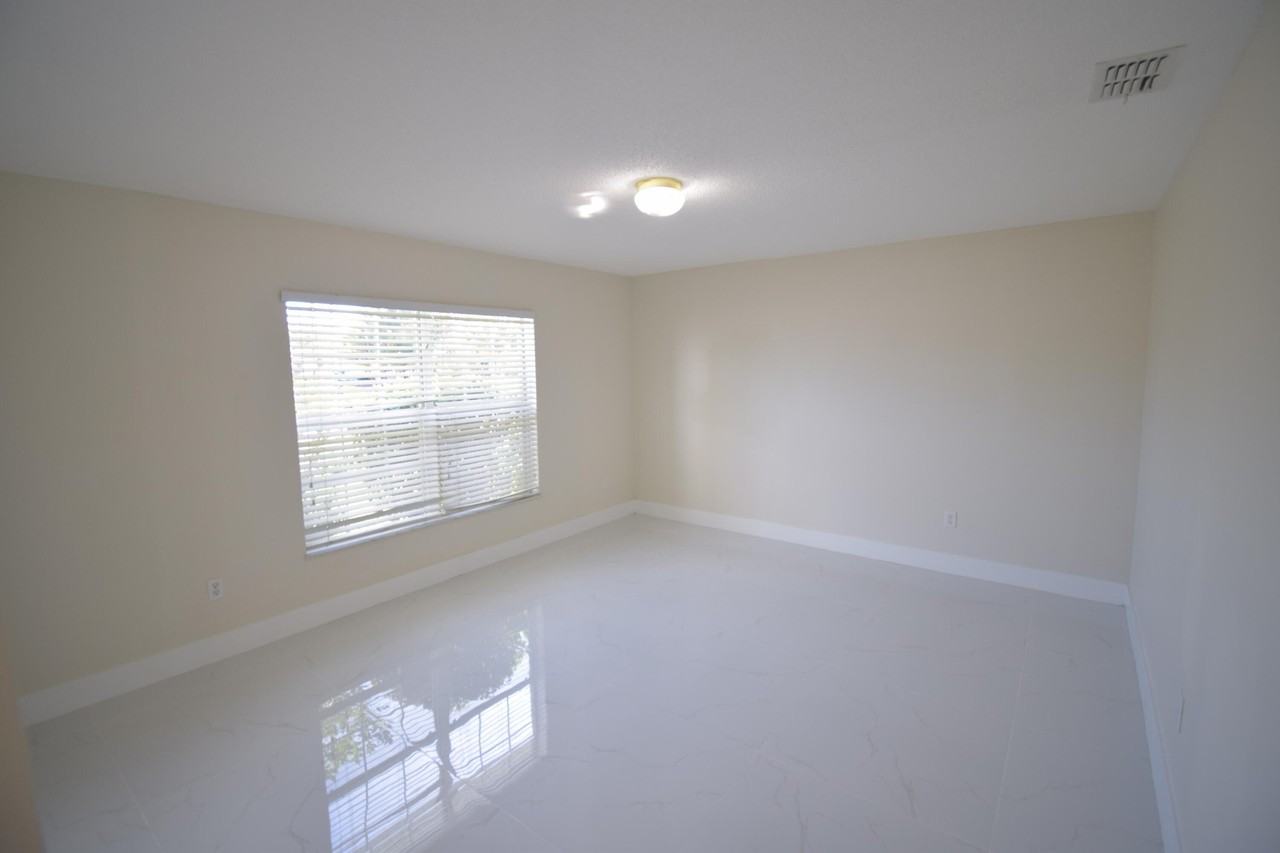 2198 Sw Cameo Blvd - Photo 2 of 16
