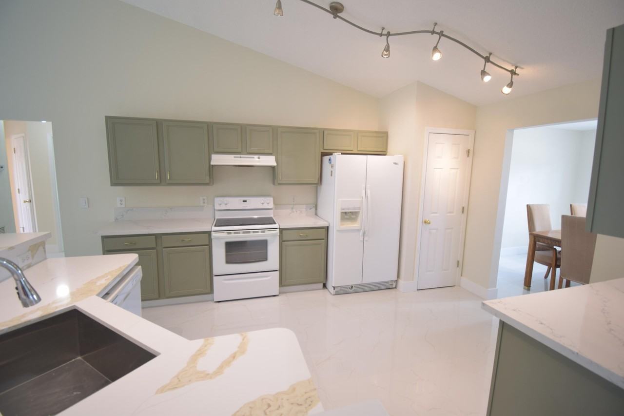 2198 Sw Cameo Blvd - Photo 4 of 16