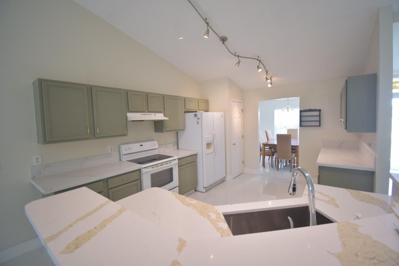 2198 Sw Cameo Blvd - Photo 5 of 16