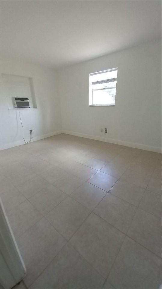 330 Nw 38th St - Photo 3 of 12