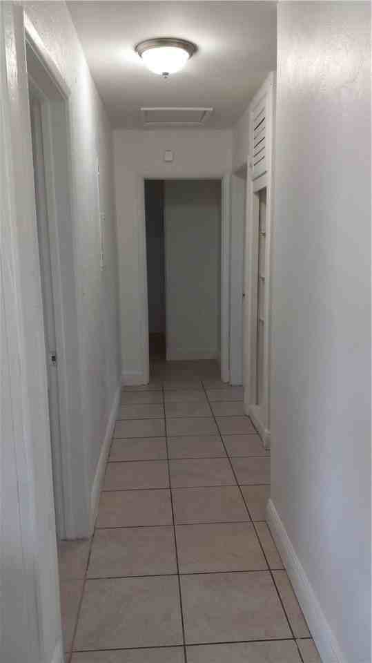 330 Nw 38th St - Photo 4 of 12