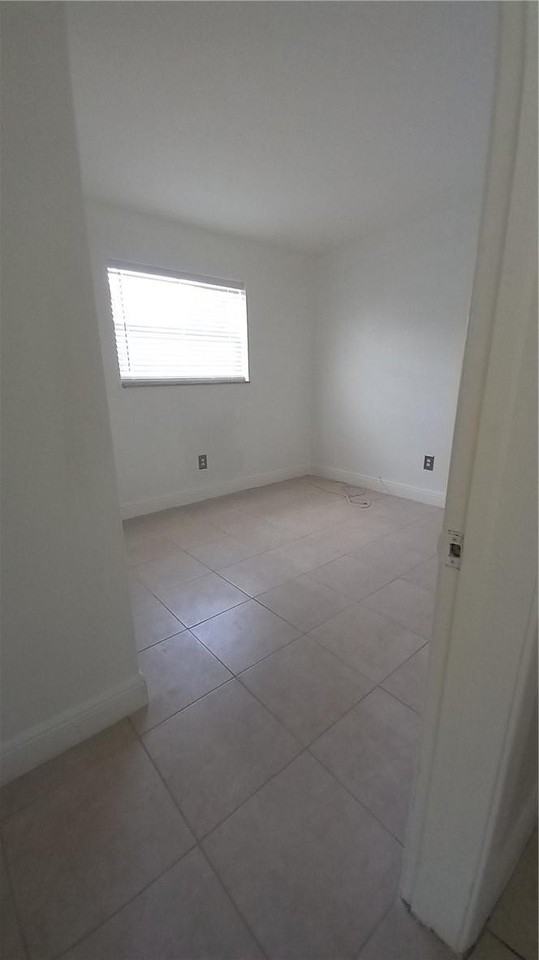 330 Nw 38th St - Photo 5 of 12