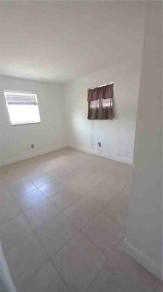 330 Nw 38th St - Photo 6 of 12