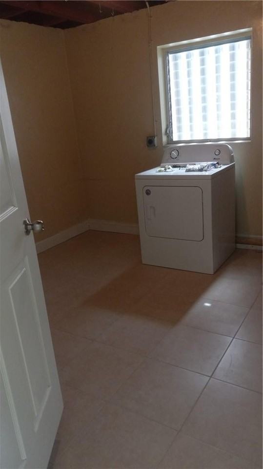 330 Nw 38th St - Photo 7 of 12