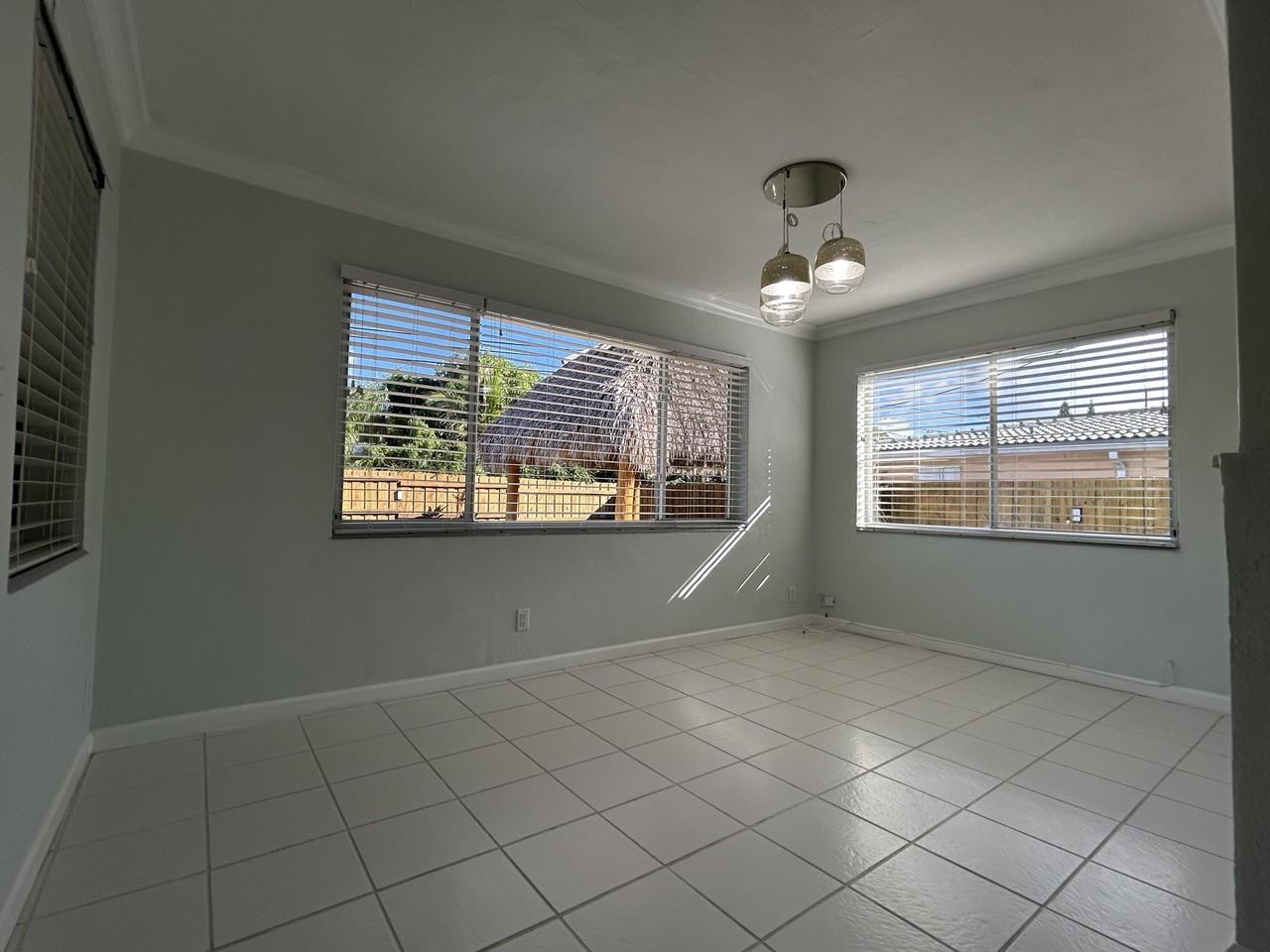 455 Ne 29th St - Photo 7 of 47