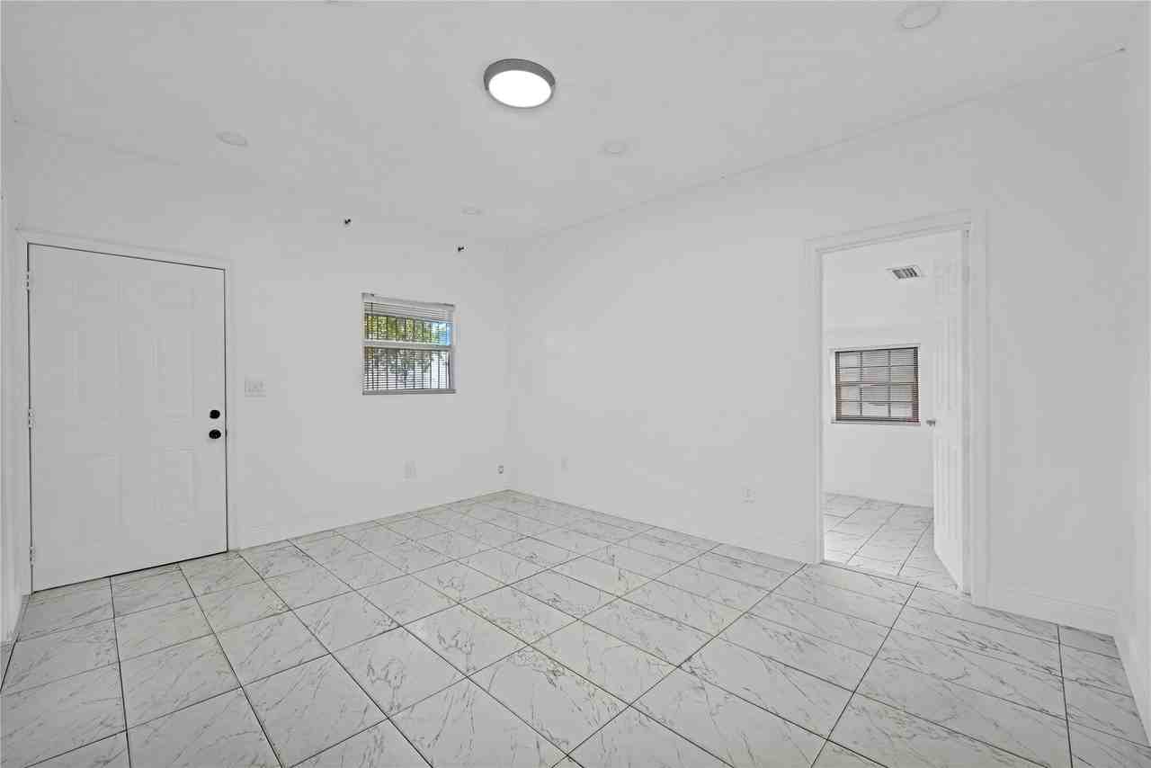 1114 Nw 39th St - Photo 2 of 23