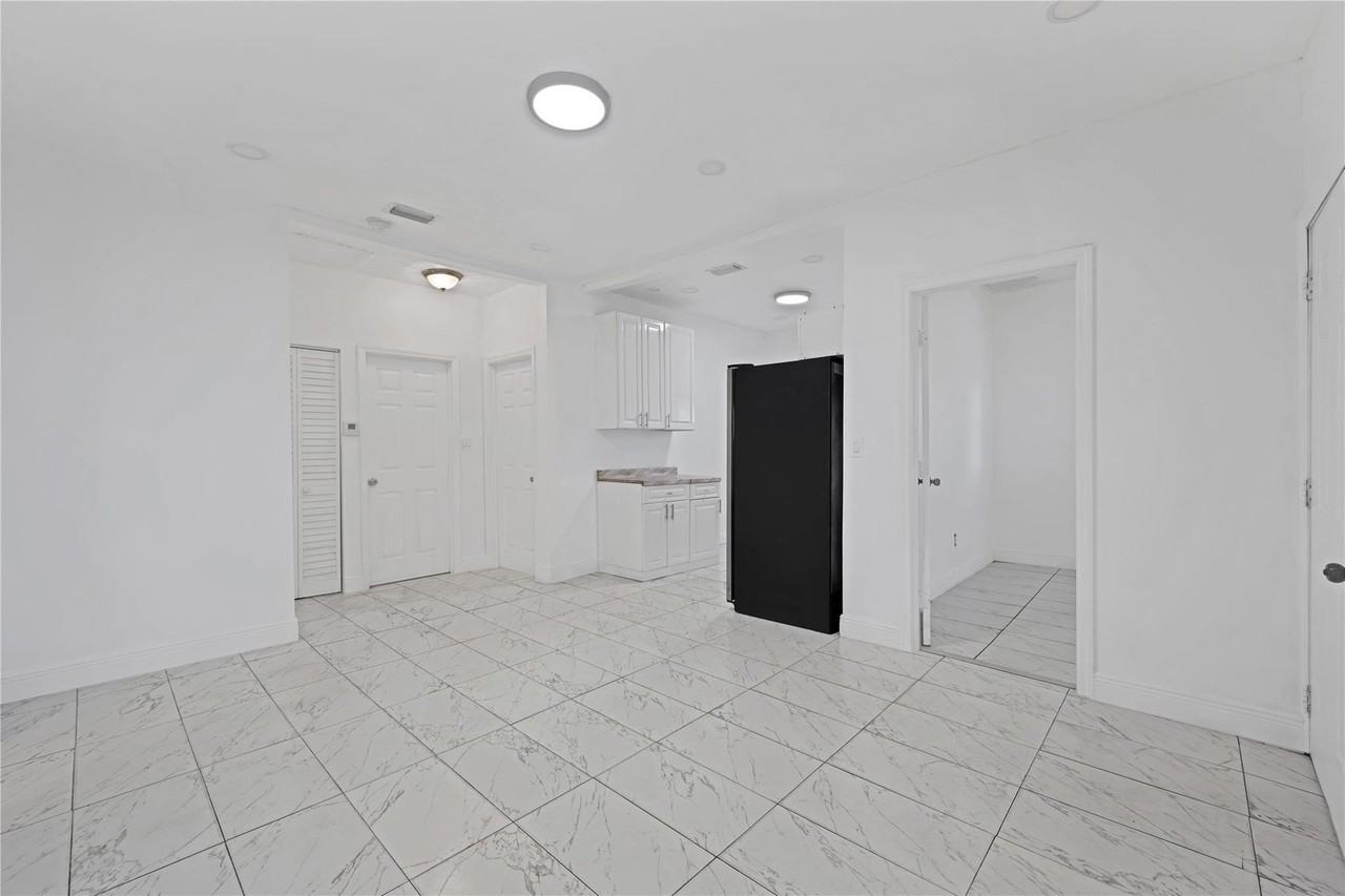 1114 Nw 39th St - Photo 4 of 23