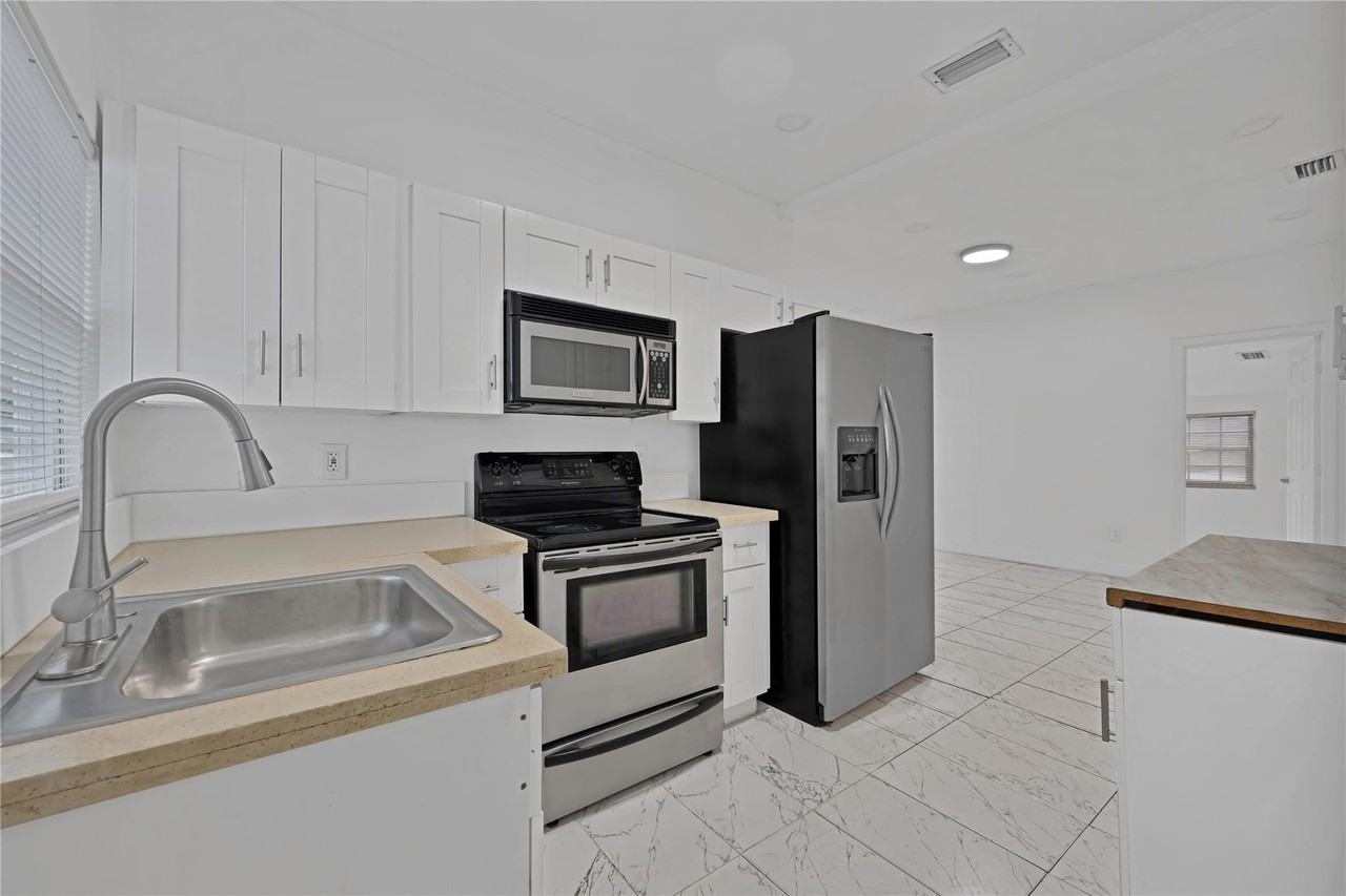 1114 Nw 39th St - Photo 5 of 23