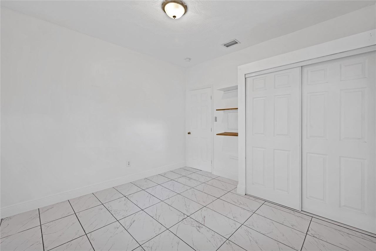 1114 Nw 39th St - Photo 7 of 23