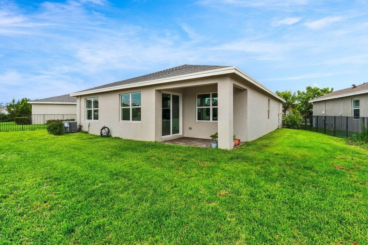 2770 Ne Breezeway Cir - Photo 4 of 35