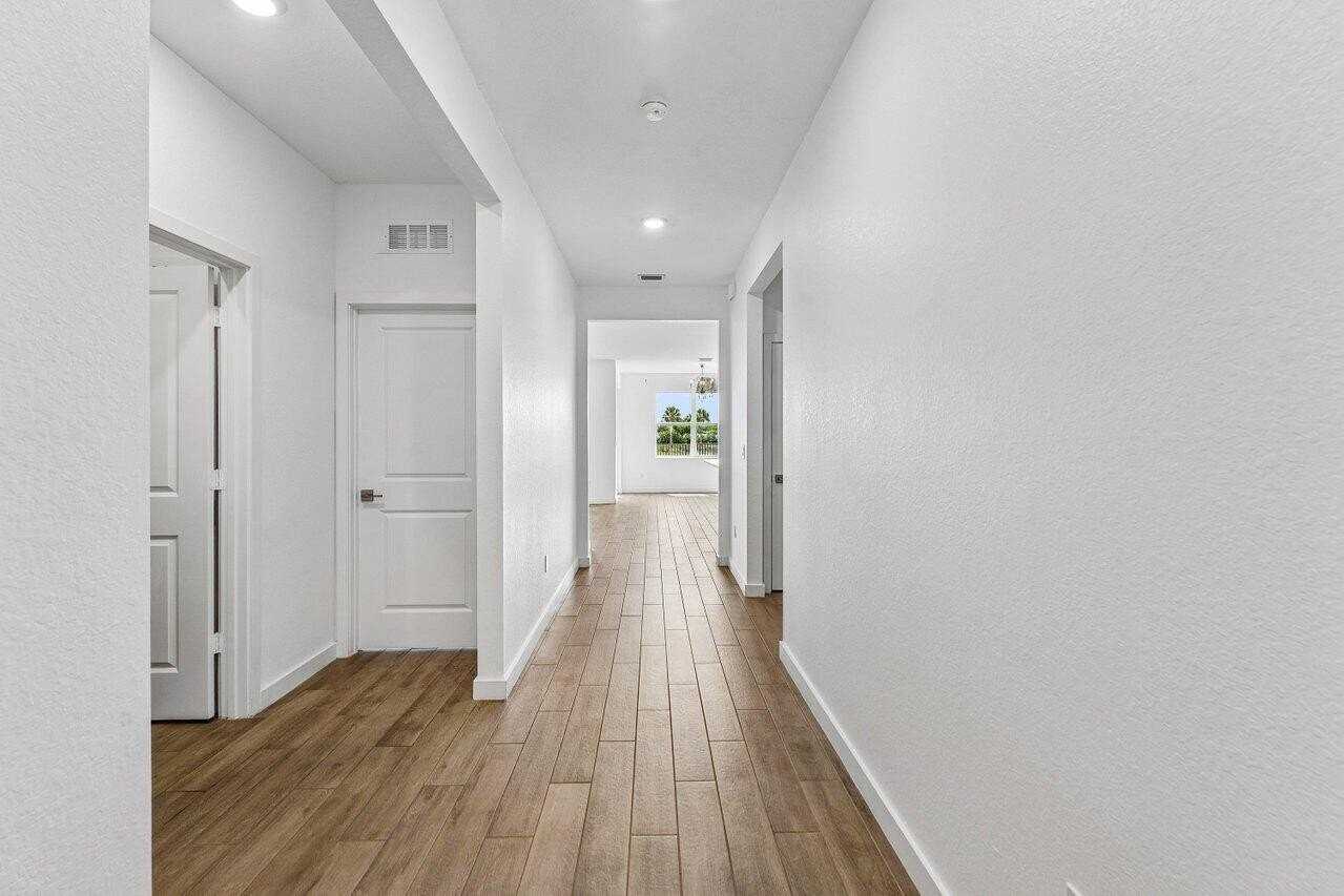 2770 Ne Breezeway Cir - Photo 7 of 35