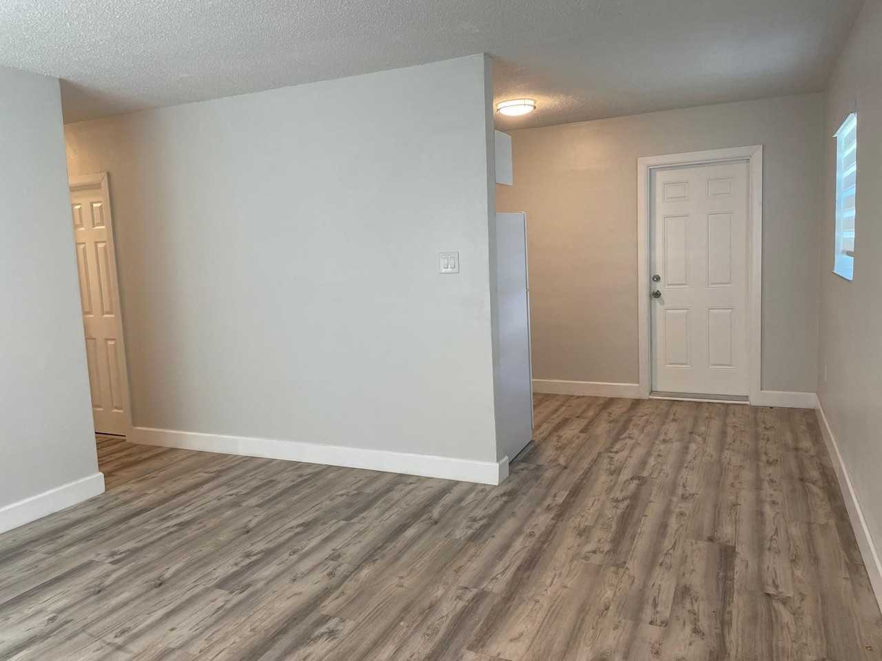 630 N 69th Ave - Photo 3 of 32