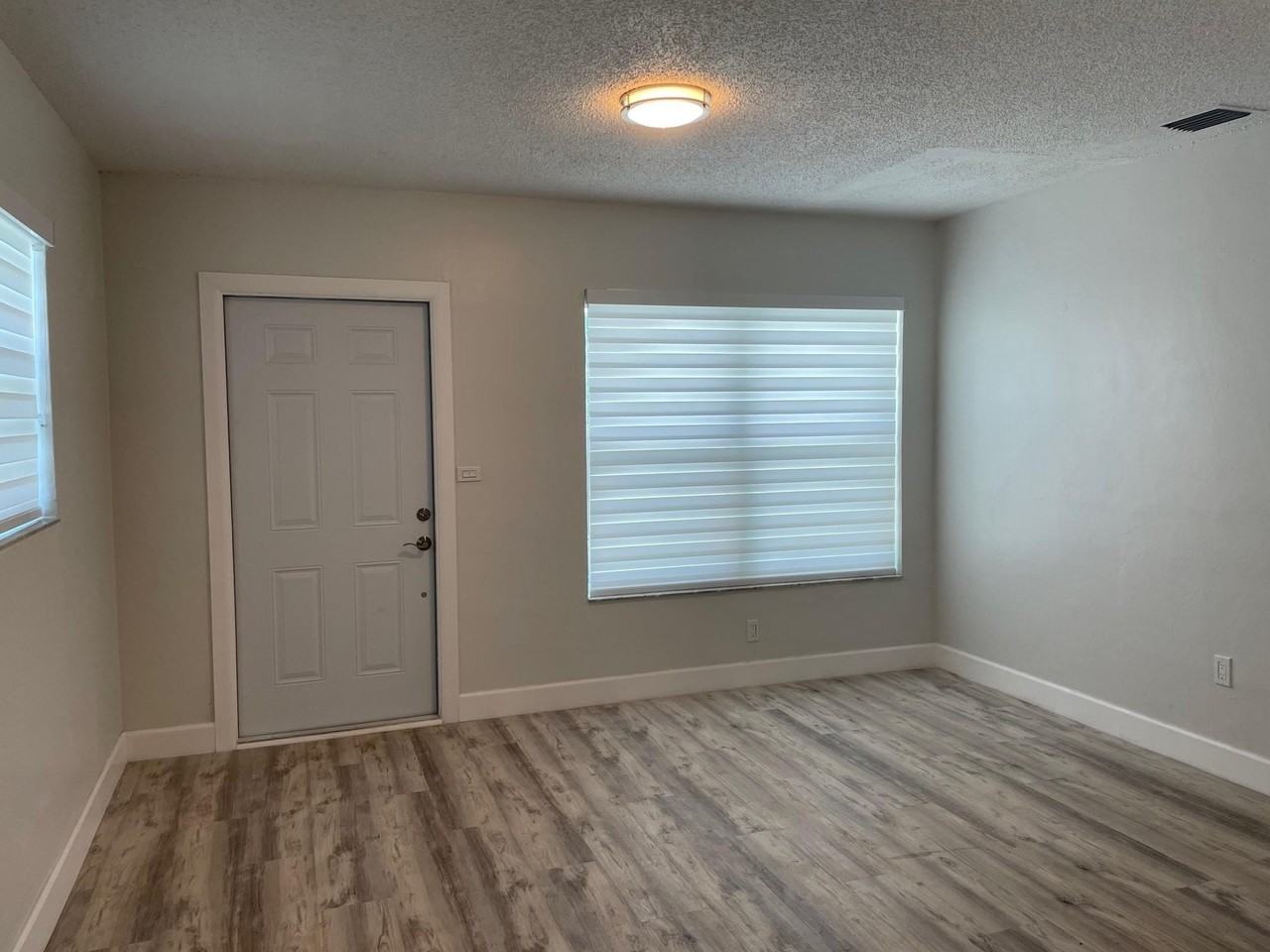 630 N 69th Ave - Photo 4 of 32