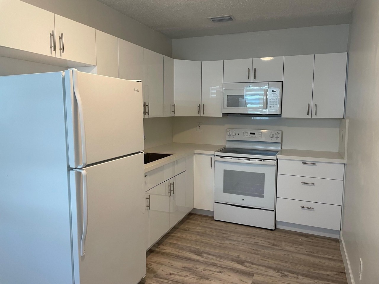 630 N 69th Ave - Photo 5 of 32