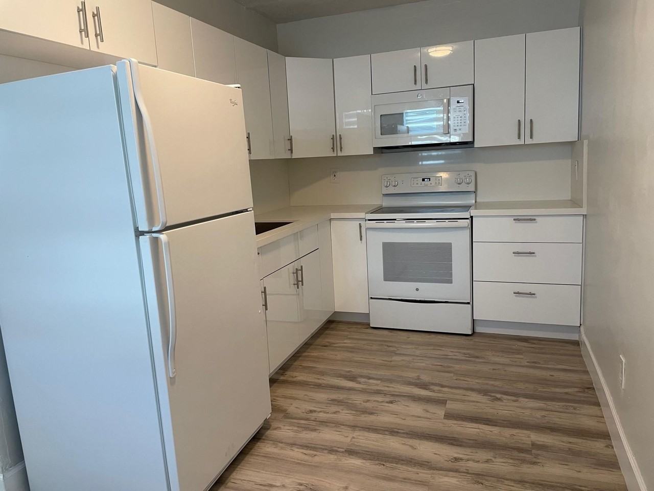 630 N 69th Ave - Photo 6 of 32