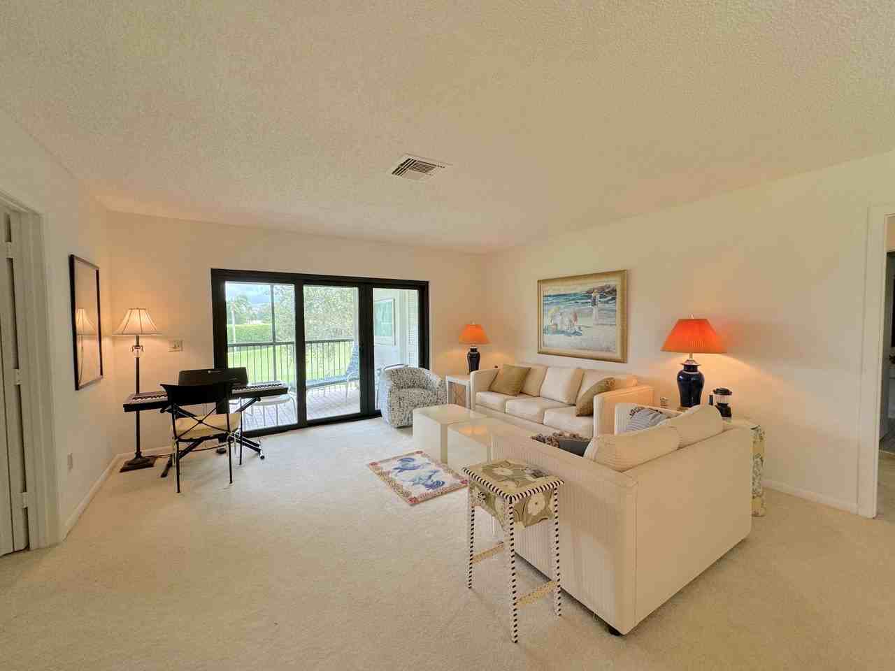 9 Stratford Dr E #B - Photo 2 of 45