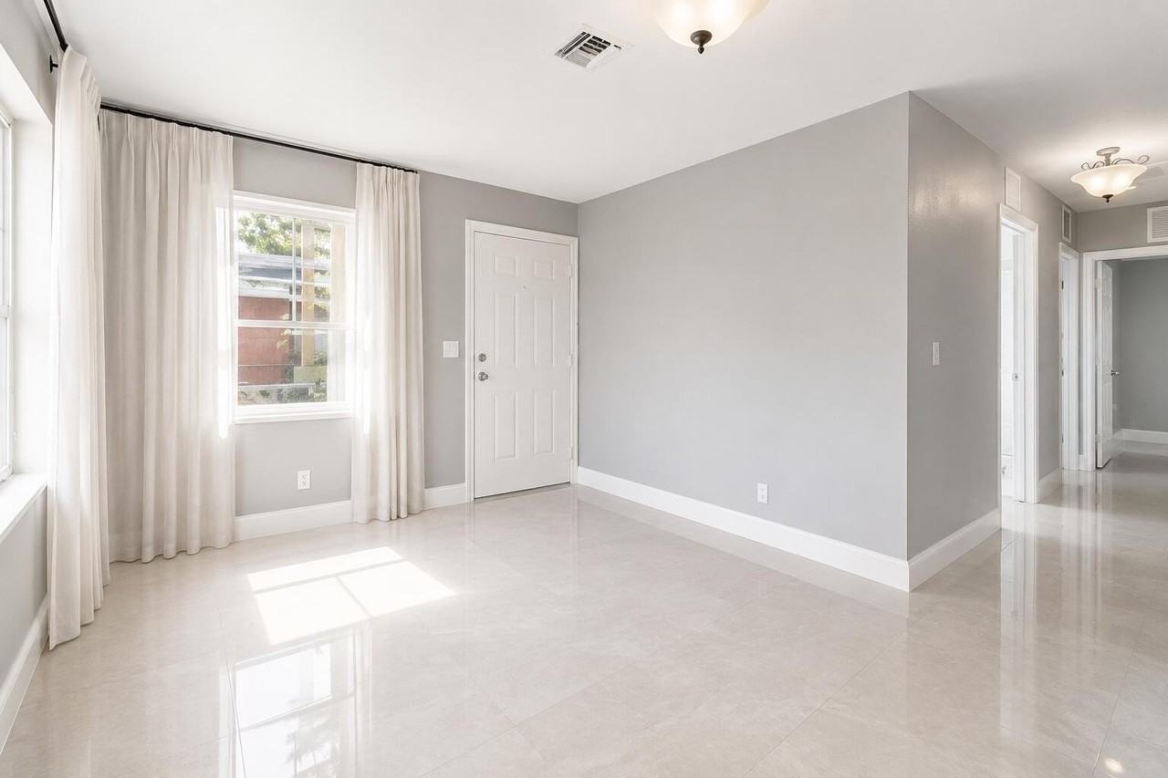 5605 Pinewood Ave - Photo 4 of 9