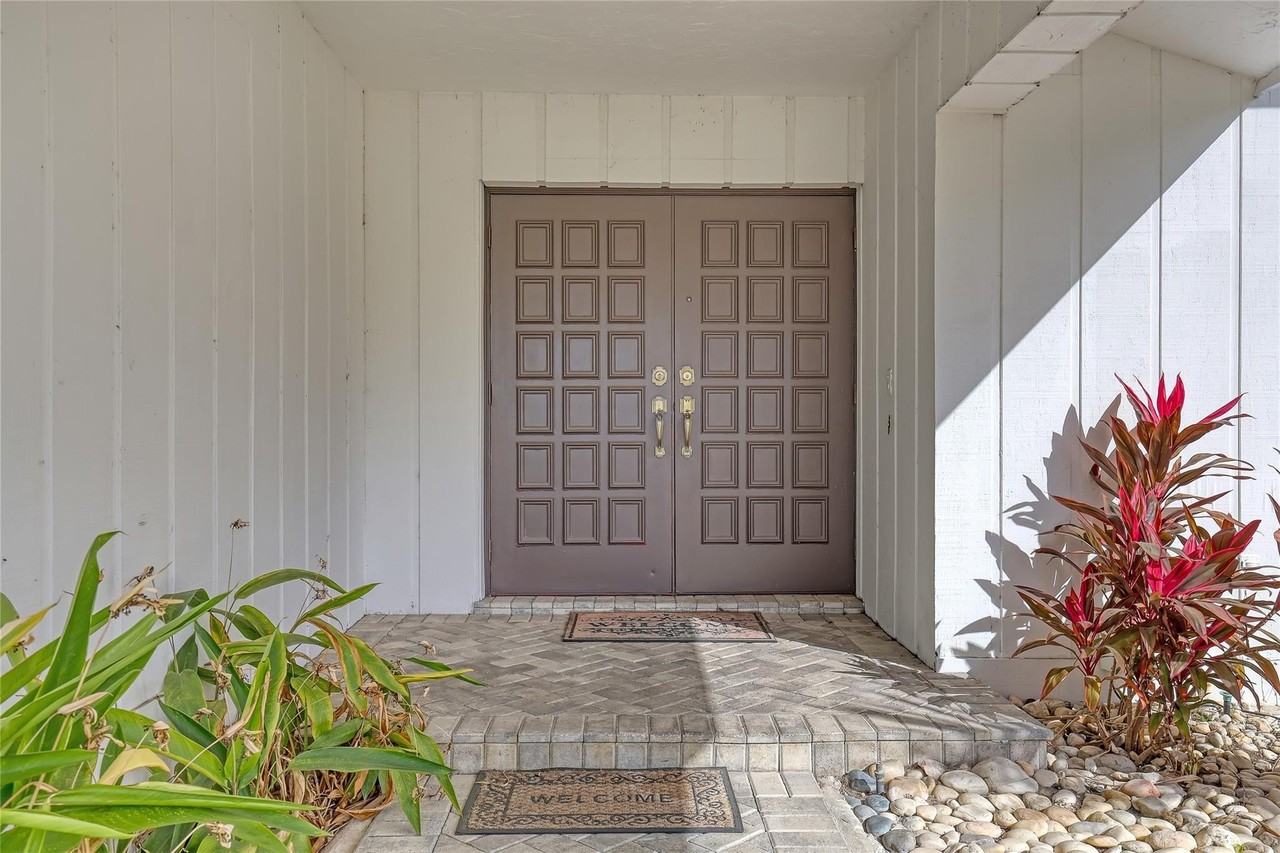 4989 Pineview Cir - Photo 3 of 15