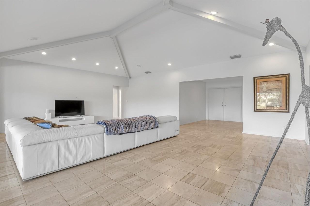 4989 Pineview Cir - Photo 4 of 15