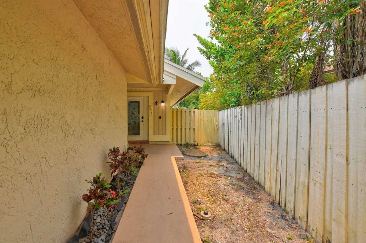 7813 Kenway Pl W - Photo 5 of 50