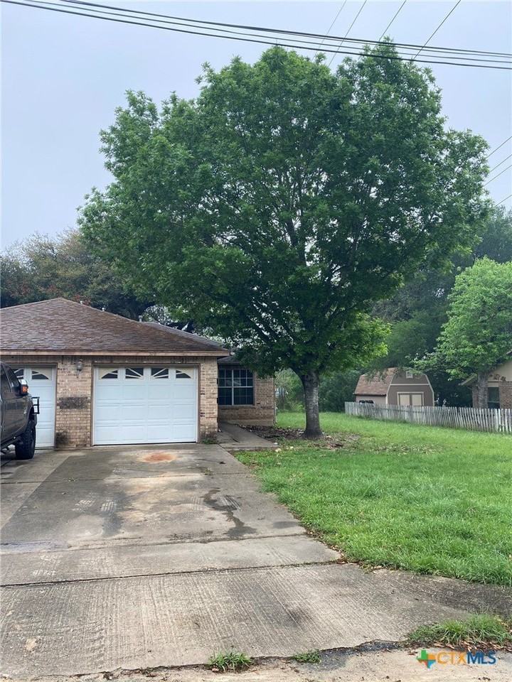 570 Beverly Ln - Photo 3 of 13