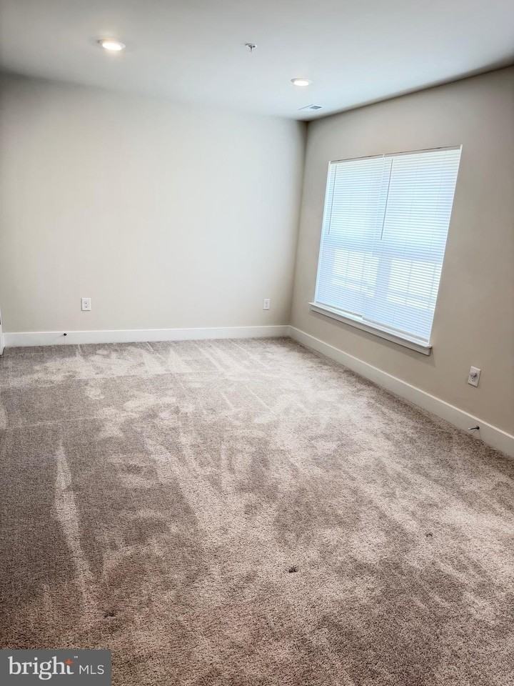 1235 Greylock Ln - Photo 4 of 29