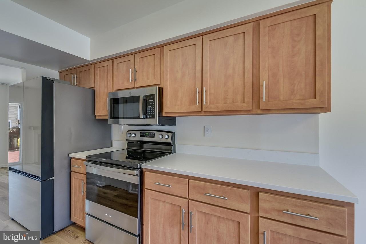 1806 Glendale Ln - Photo 5 of 31