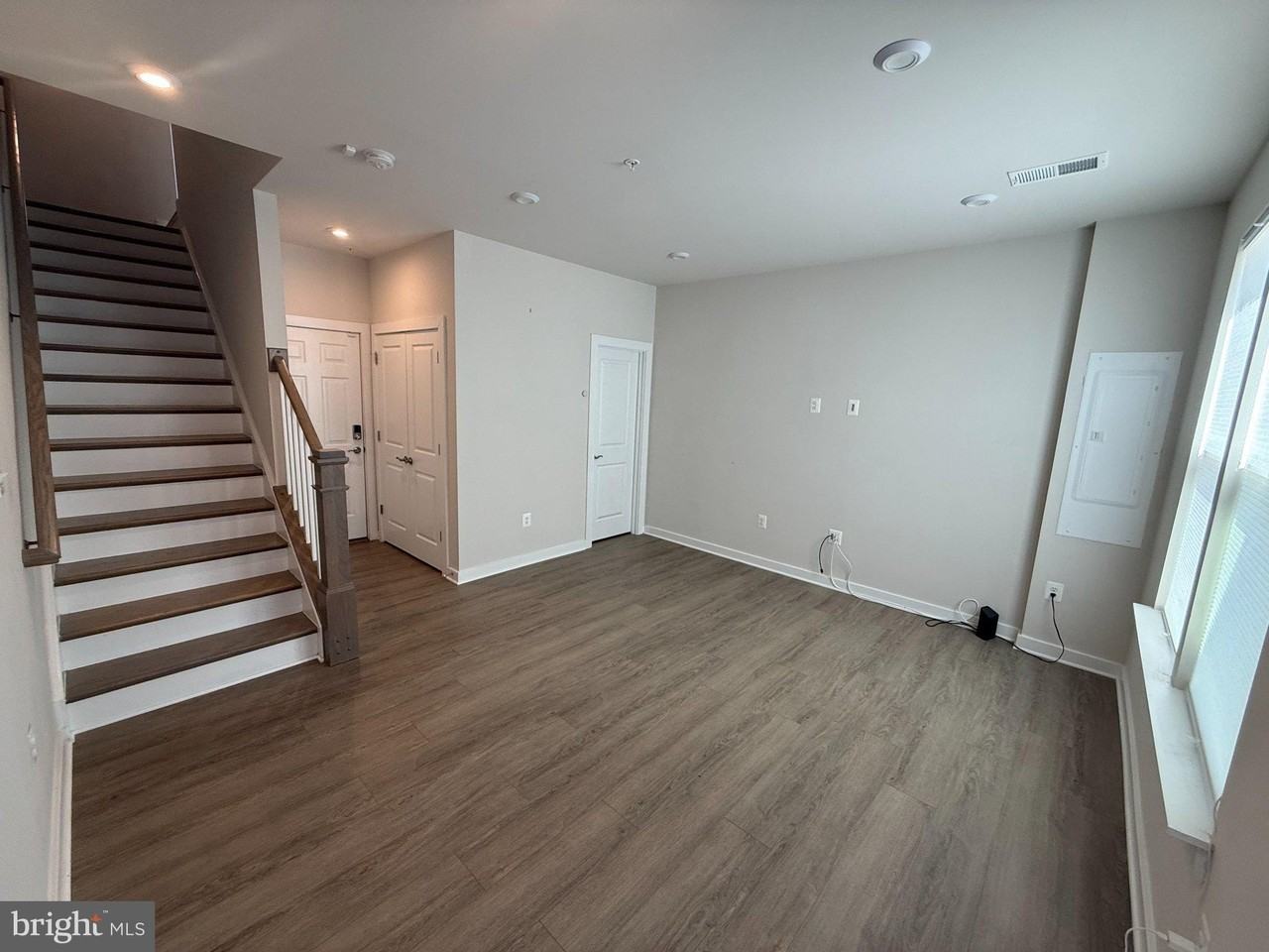 2505 Nicholson St - Photo 5 of 41