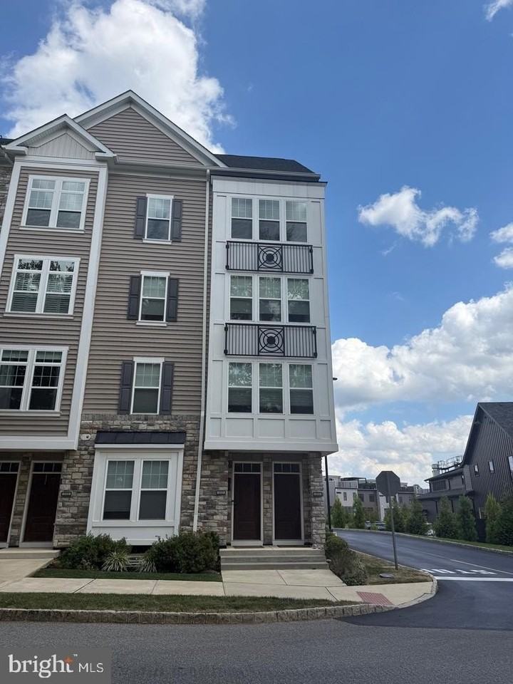 201 Charles Ellis Dr - Photo 2 of 16