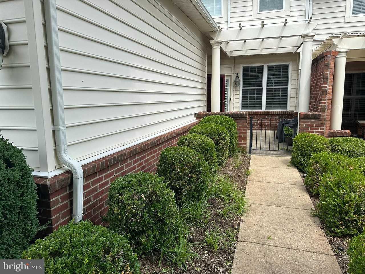 44322 Mchenry Sq - Photo 2 of 25