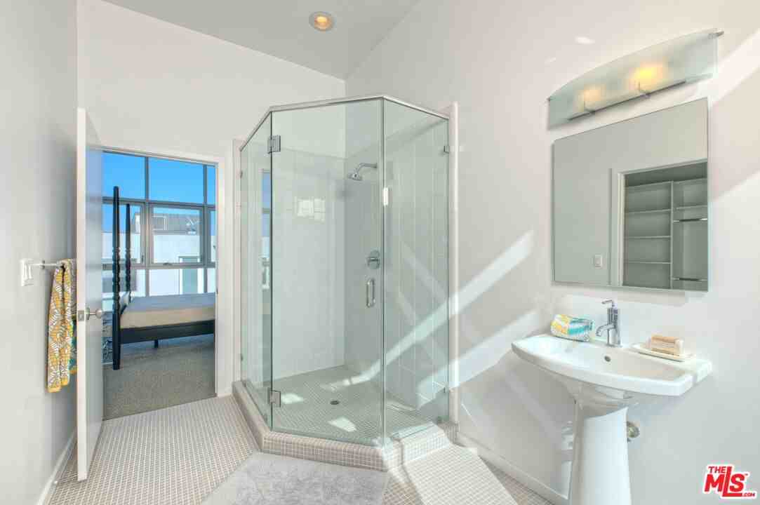 4151 Redwood Ave #214 - Photo 5 of 8