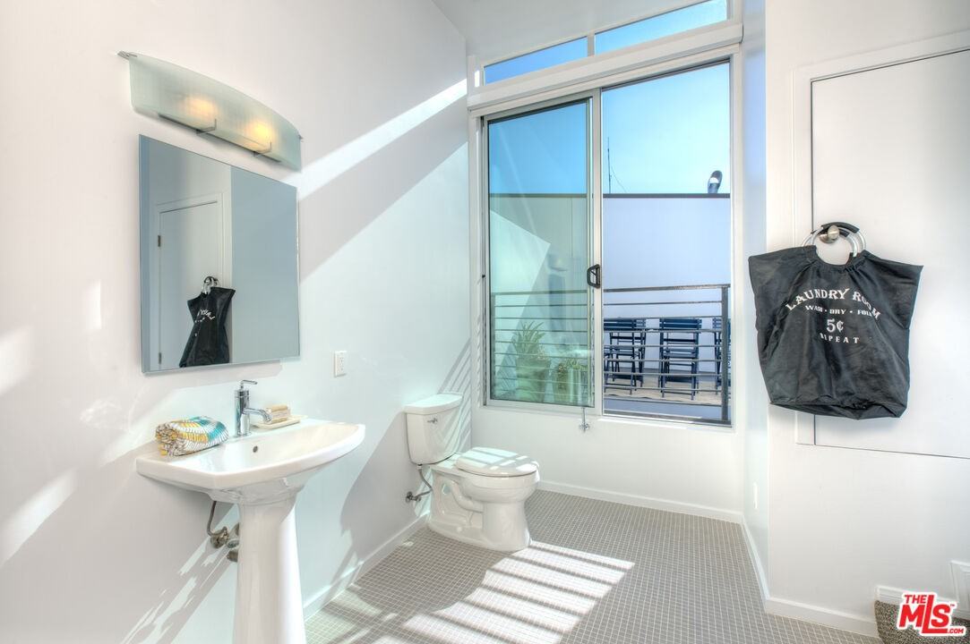 4151 Redwood Ave #214 - Photo 6 of 8