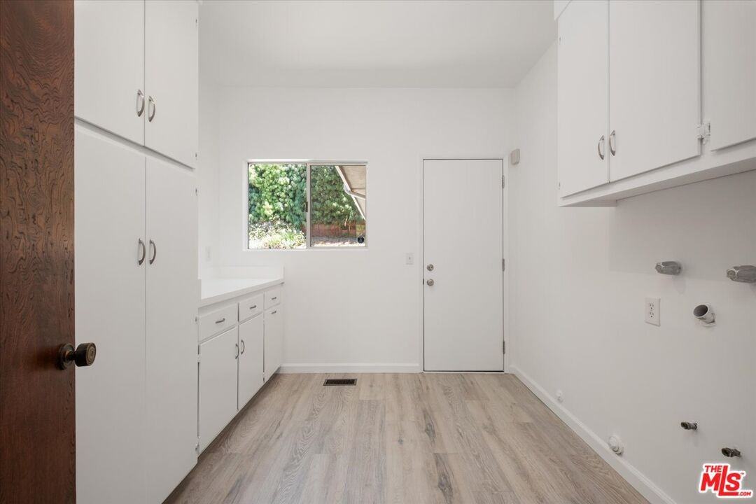 1528 Rising Glen Rd - Photo 6 of 8