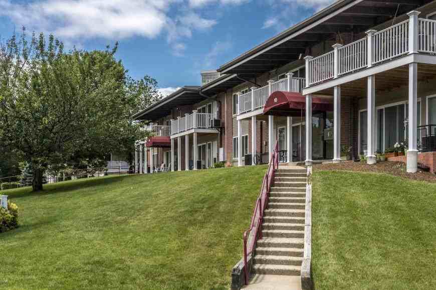 8 Westgate Dr - Photo 2 of 10
