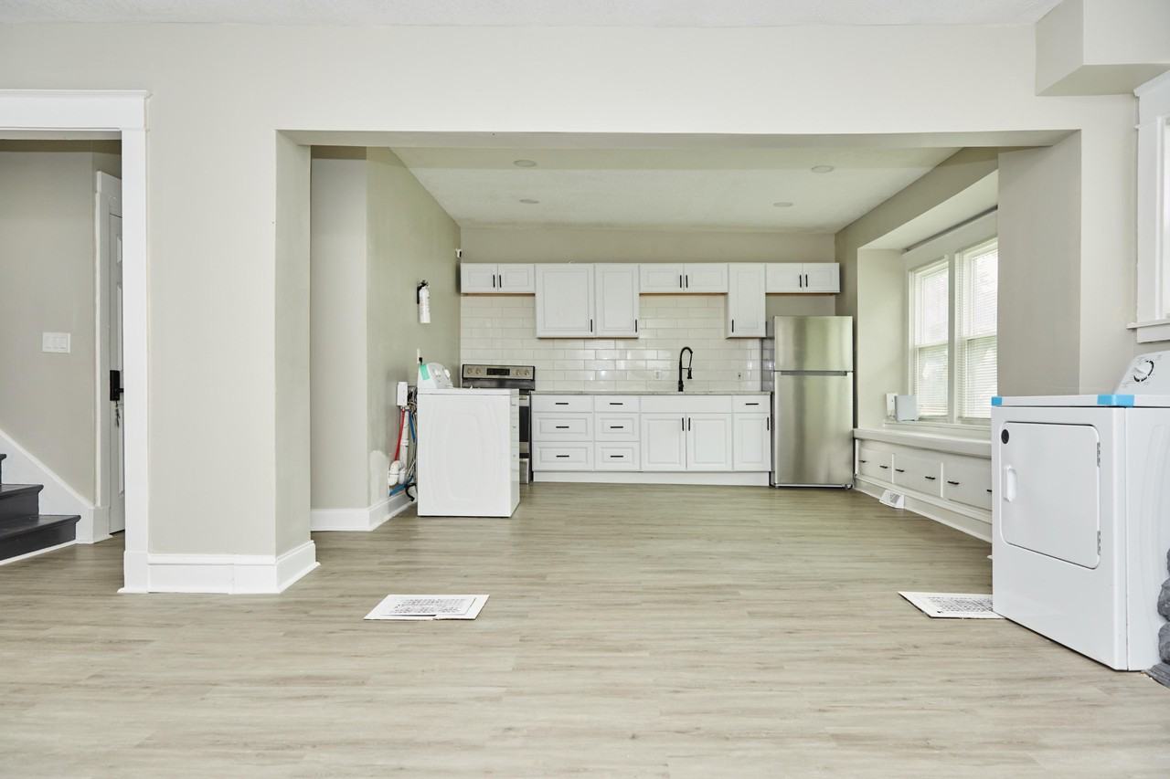 Agnes Ave - Photo 2 of 12