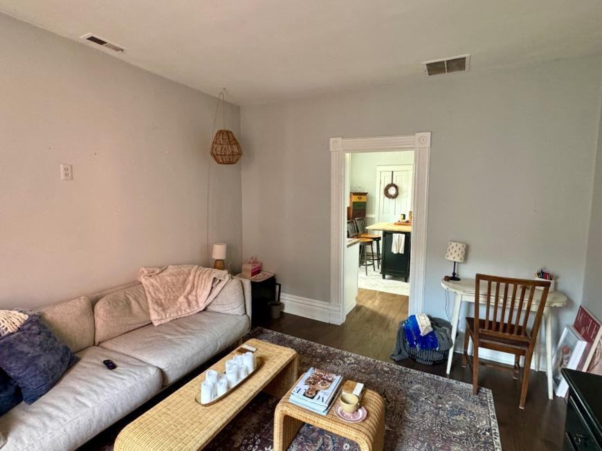 2552 N Southport Ave - Photo 4 of 10
