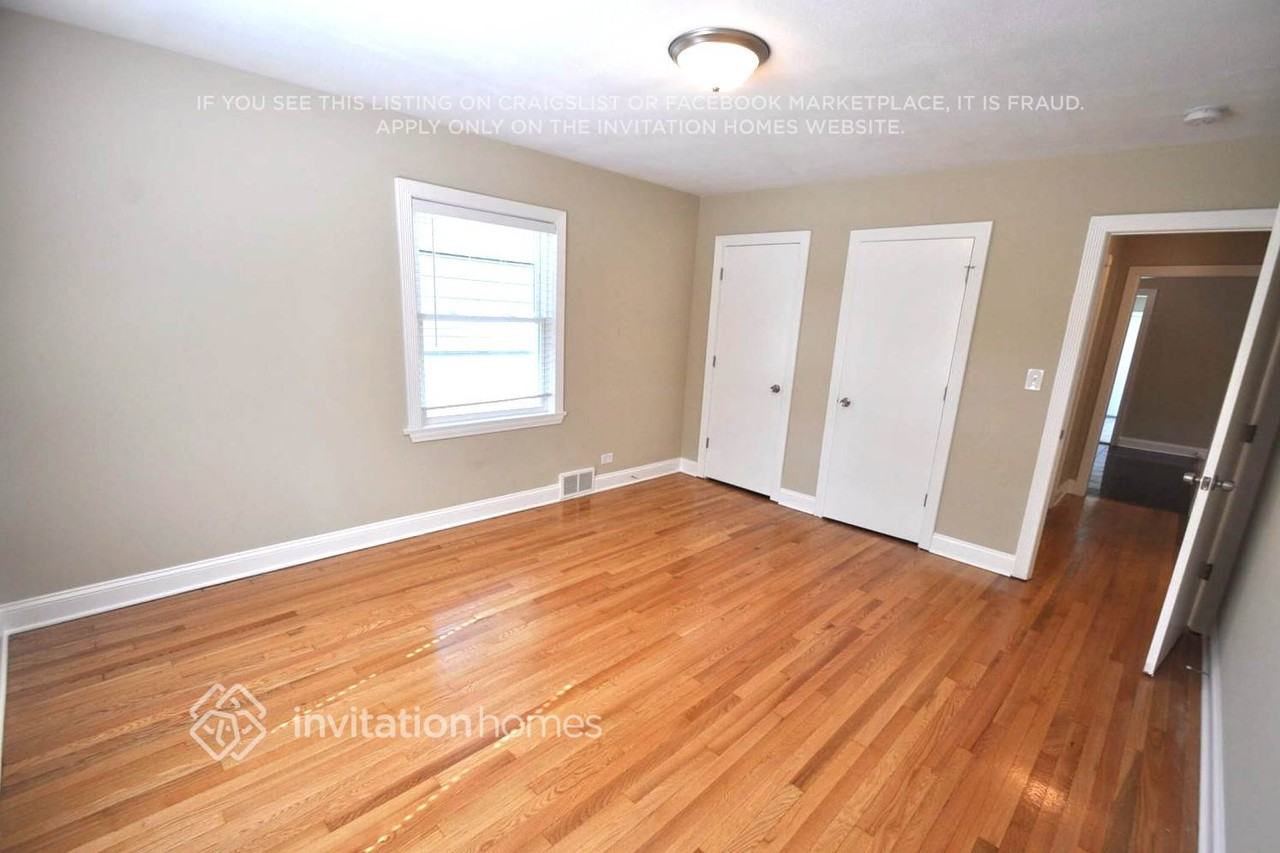9852 Schiller Blvd - Photo 3 of 11
