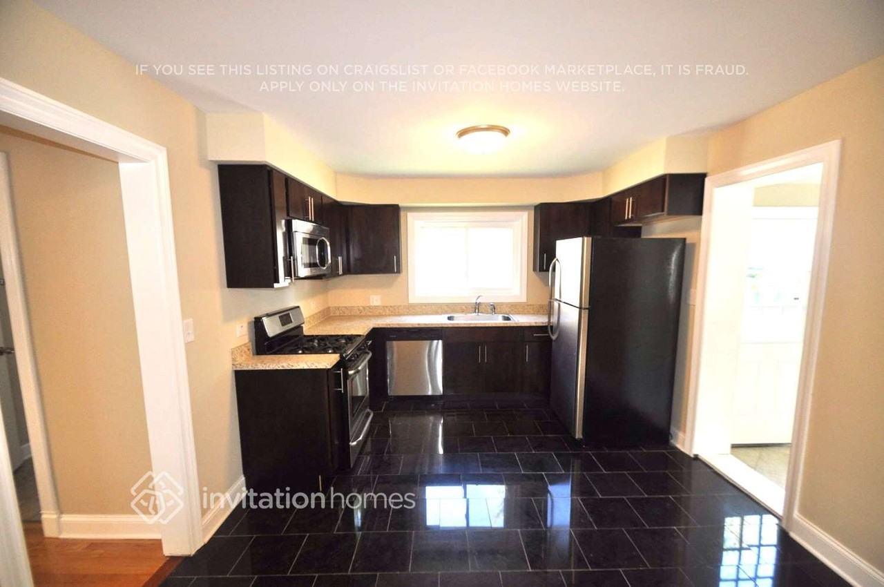 9852 Schiller Blvd - Photo 4 of 11
