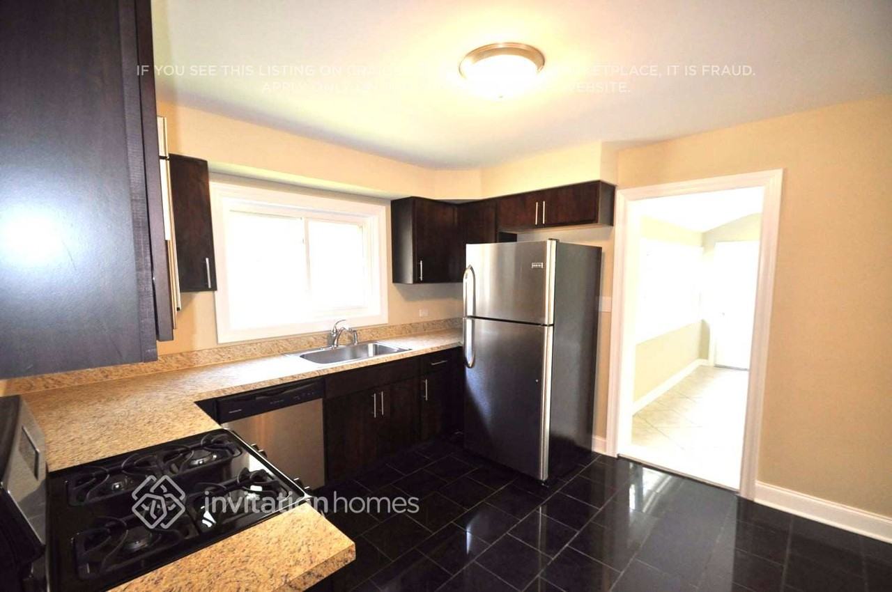 9852 Schiller Blvd - Photo 5 of 11