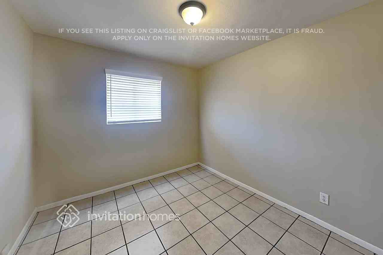 4422 S Park Dr - Photo 4 of 18