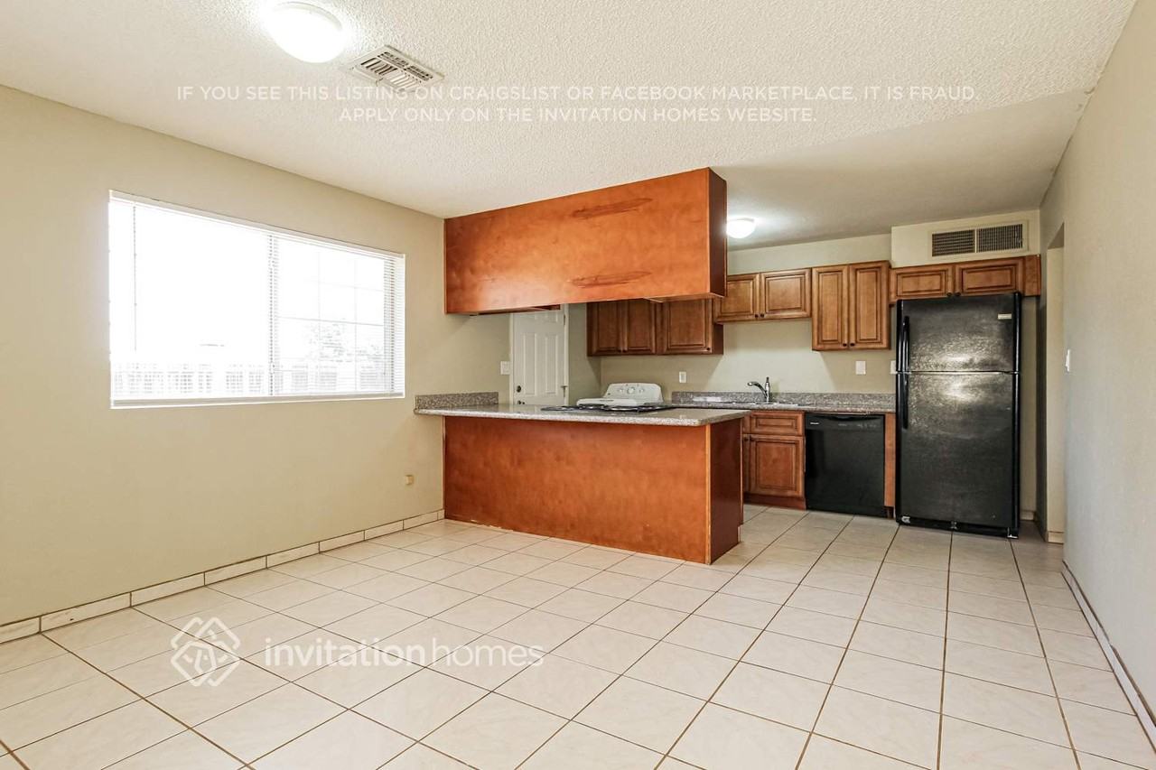 3808 W Glendale Ave - Photo 6 of 17