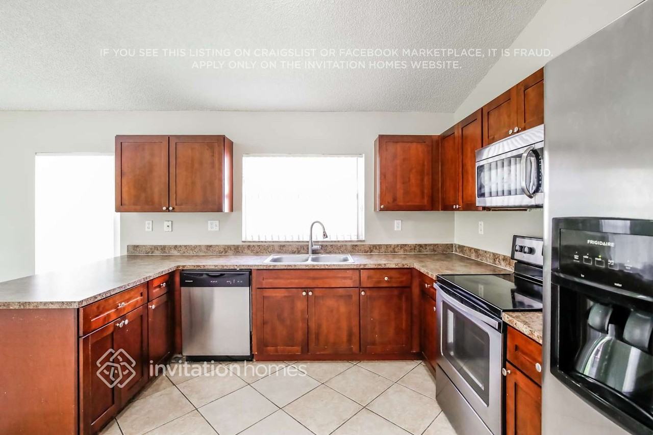 16594 Nw 7th St - Photo 6 of 17